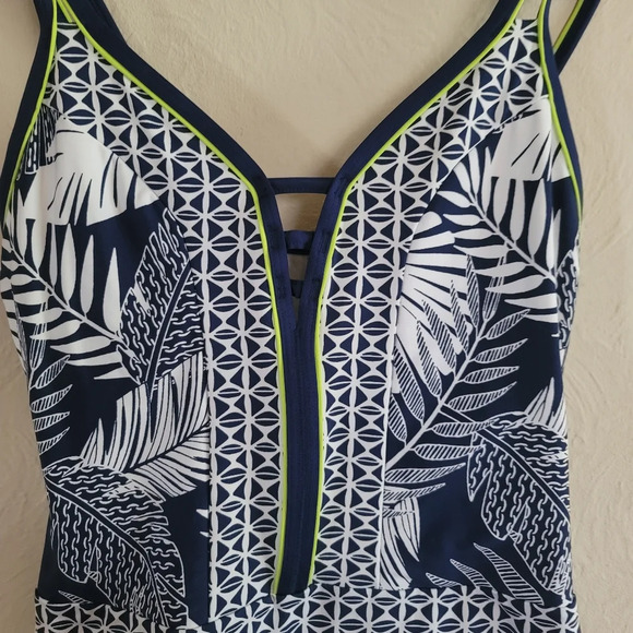 Jag,Leafy Escape Double Strap One Piece Swimsuit One-Piece Swimsuit, Size Medium - Picture 3 of 7